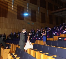 Sus Majestades los Reyes reciben un caluroso aplauso al acceder al auditorio 