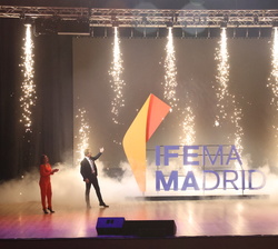 Espectáculo de magia a cargo del mago Yunke, desvelando el corpóreo con la nueva marca de IFEMA 