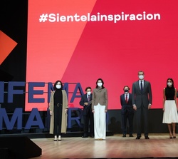 Fotografía de grupo de Sus Majestades los Reyes con las autoridades tras la presentación de la nueva marca de IFEMA