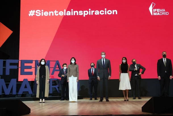 Fotografía de grupo de Sus Majestades los Reyes con las autoridades tras la presentación de la nueva marca de IFEMA