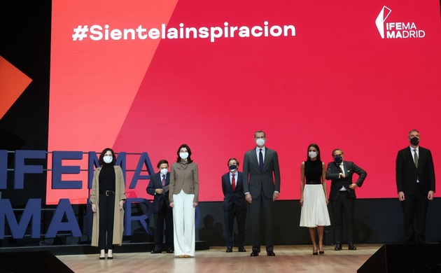 Fotografía de grupo de Sus Majestades los Reyes con las autoridades tras la presentación de la nueva marca de IFEMA