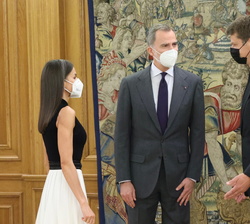 Sus Majestades los Reyes reciben el saludo del embajador del Reino Unido de Gran Bretaña e Irlanda del Norte en España