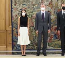Sus Majestades los Reyes junto al embajador del Reino Unido de Gran Bretaña e Irlanda del Norte en España
