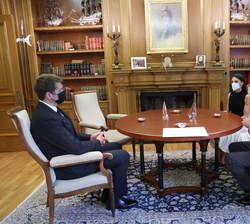 Sus Majestades los Reyes durante la audiencia al embajador del Reino Unido de Gran Bretaña e Irlanda del Norte en España