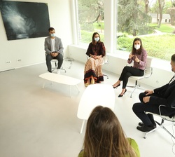 Doña Letizia conversa con los premiados de ediciones anteriores en la categoría "Social" 