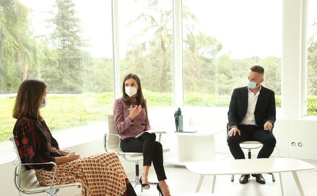 Su Majestad la Reina durante la conversación mantenida con los premiados de ediciones anteriores en la categoría "Social"