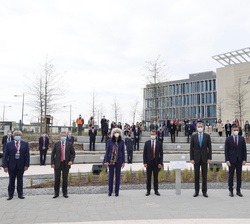 Su Majestad el Rey acompañado por el presidente del Gobierno y demas autoridades y personalidades ante la sede de Airbus y junto a la placa conmemorat