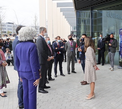 Don Felipe en la primera estación del recorrido por el campus de Airbus donde dos ingenieros realizarón una breve exposición sobre el trabajo y el bie