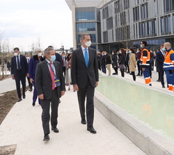 Su Majestad el Rey acompañado del presidente de Airbus España durante su recorrido en las instalaciones