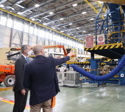 Su Majestad el Rey observa el proceso de transformación industrial de un avión de pasajeros en un avión cisterna
