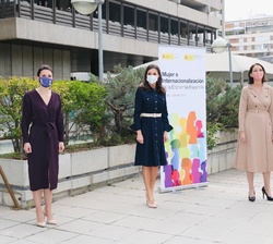 Su Majestad la Reina junto a la ministra de Industria, Comercio y Turismo, Reyes Maroto; la ministra de Igualdad, Irene Montero; y la secretaria de Es