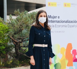 Doña Letizia tras su llegada al acto “Mujer e Internacionalización de la Economía Española”