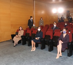 La Reina en el saalón de actos al inicio del evento