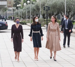 Doña Letizia tras su llegada Ministerio de Industria, Comercio y Turismo, acompañada por la ministra de Industria, Comercio y Turismo, Reyes Maroto; l