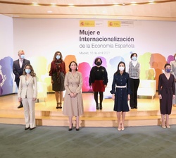 Su Majestad la Reina junto a los participantes y asistentes a la presentación del Informe del “Grupo de trabajo sobre el papel de la mujer en la