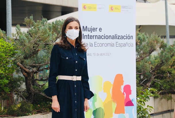 Doña Letizia tras su llegada al acto “Mujer e Internacionalización de la Economía Española”