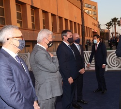 El Rey durante los saludos de bienvenida a su llegada