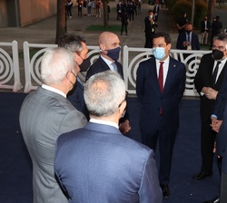 Don Felipe conversa con las autoridades tras su llegada al Estadio de La Cartuja