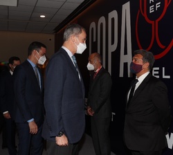 Su Majestad el Rey en los saludos con los presidentes del clubes de Fútbol finalistas