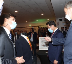 Don Felipe en la visita al Museo del Deporte