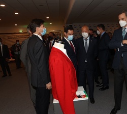 El Rey durante el recorrido en el Museo del Deporte