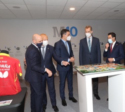 Su Majestad el Rey junto a las autoridades que le han acompañado durante la inauguración y visita al Museo del Deporte del Estadio de La Cartuja de Se