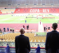 Su Majestad el Rey durante la interpretación del Himno Nacional