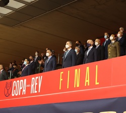 Su Majestad el Rey junto a la autoridades, en el palco del Estadio de La Cartuja durante la interpretación del Himno Nacional