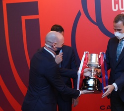 Durante el descanso del encuentro, el presidente de la Real Federación Española de Fútbol, Luis Rubiales, entrega a Don Felipe una réplica de la ̶