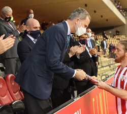 Don Felipe entrega el trofeo de finalista al capitán del Athletic Club, Iker Muniaín
