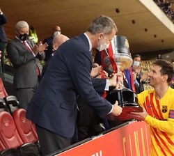 El Rey entrega la Copa de campeón al capitán del F.C. Barcelona, Leo Messi