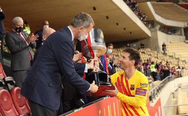 El Rey entrega la Copa de campeón al capitán del F.C. Barcelona, Leo Messi
