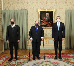 Su Majestad el Rey junto a Sus Excelencias los presidentes de la República de Guatemala y de la República Dominicana y el presidente del Gobierno