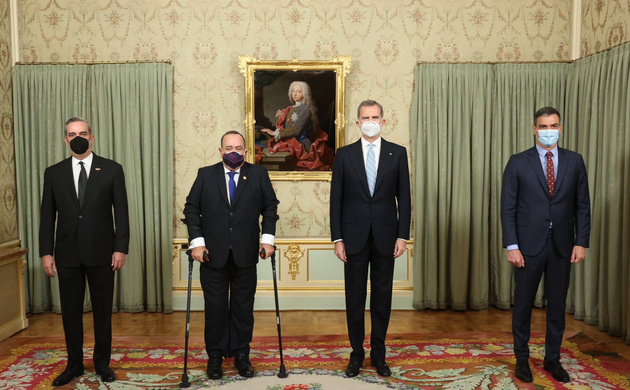 Su Majestad el Rey junto a Sus Excelencias los presidentes de la República de Guatemala y de la República Dominicana y el presidente del Gobierno