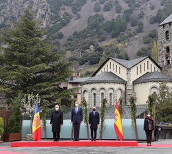 Su Majestad el Rey junto al Copríncipe de Andorra, Monseñor Joan Enric Vives y  el Cap del Govern de Andorra, Xavier Espot durante la interpretación d