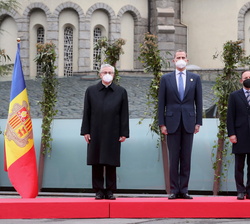 Su Majestad el Rey junto al Copríncipe de Andorra, Monseñor Joan Enric Vives y  el Cap del Govern de Andorra, Xavier Espot durante la interpretación d
