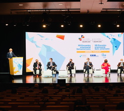 Su Majestad el Rey junto a los Jefes de Estado y de Gobierno en el escenario