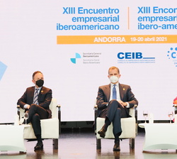 Su Majestad el Rey en el escenario junto al Cap del Govern de Andorra y la Secretaria General Iberoamericana