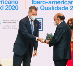 Su Majestad el Rey hace entrega de uno de los premios Fundibeq al Banco Santander. Recoge el premio Luis Isasi, presidente no ejecutivo de Santader Es