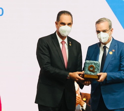 El Presidente de laRepública Dominicana, Luis Rodolfo Abinader entrega uno de los Premios Fundibeq a SENASA (Seguro Nacional de Salud). Recoge el prem