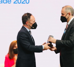 El Cap del Govern de Andorra, Xavier Espot, entrega uno de los Premios Fundibeq a Andorra Telecom. Recoge el premio Jordi Nadal, consejero delegado de