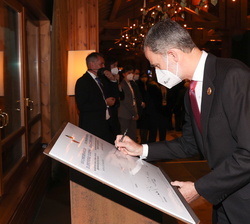 Su Majestad el Rey firma en la fotografía de Andorra