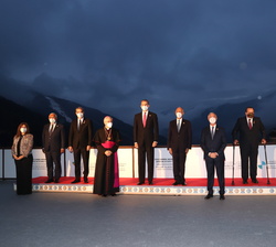 Su Majestad el Rey junto a los Jefes de Estado y de Gobierno que asisten a la ceremonia y cena de inauguración de la XXVII Cumbre Iberoamericana