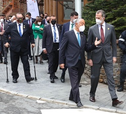 Don Felipe conversa con el Presidente de Portugal durante su recorrido hacia el Hotel Village