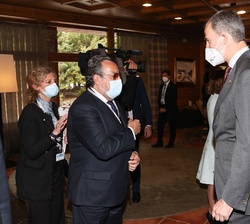 Don Felipe recibe el saludo del presidente del Grupo Social ONCE, Miguel Carballeda