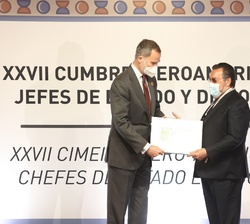 El presidente del Grupo Social ONCE, Miguel Carballeda, hace entrega a Su Majestad el Rey de un cupón de la ONCE dedicado a la XXVII Cumbre Iberoameri