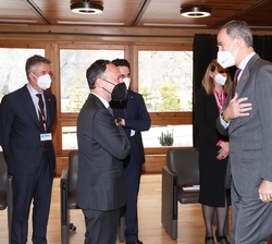 Don Felipe recibe el saludo del Cap de Govern de Andorra, Xavier Espot, antes del encuentro mantenido