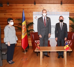 Su Majestad el Rey durante el encuentro con el Cap de Govern de Andorra, Xavier Espot, acompañado por la ministra de Asuntos Exteriores, Unión Europea