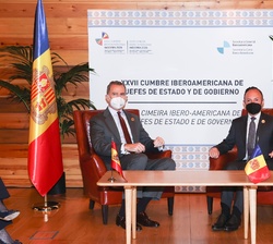Su Majestad el Rey y el Cap de Govern de Andorra, Xavier Espot, durante el encuentro mantenido en el Hotel Sport Hermitage