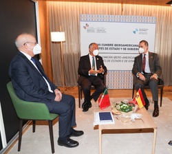 Don Felipe durante el encuentro con el presidente de la República de portuguesa, acompañados por parte de la delegación española, la ministra de Asunt